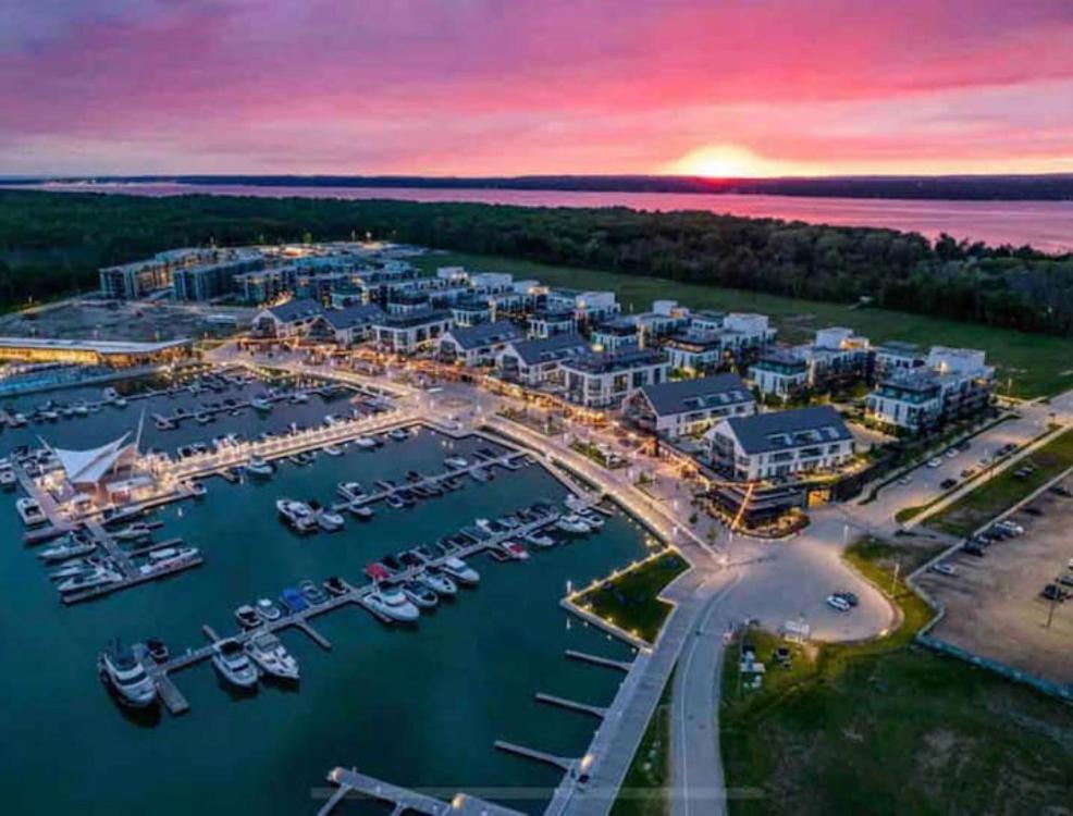 Aquarius 2 Bedroom Condo Friday Harbour Innisfil ภายนอก รูปภาพ